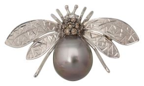 An 18ct white gold and Tahitian cultured pearl bee brooch