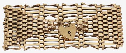 A 9ct gate bracelet