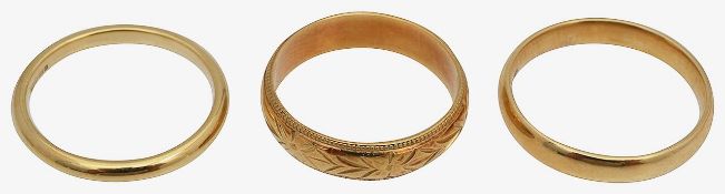 Three 18ct gold bands