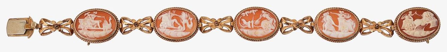 A 9ct gold and shell cameo bracelet