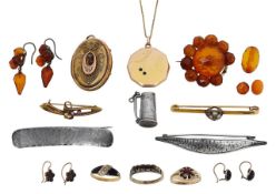 A small collection of assorted jewellery