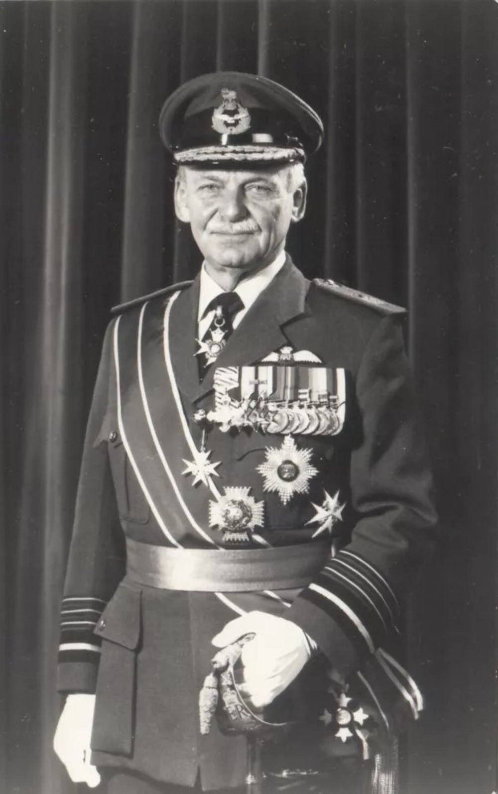 HA35c Major W. G. Barker Signed P Matthews 1 Sqn Battle of Britain Pilot. 15 Sept 1978 Guernsey 60th - Image 2 of 4