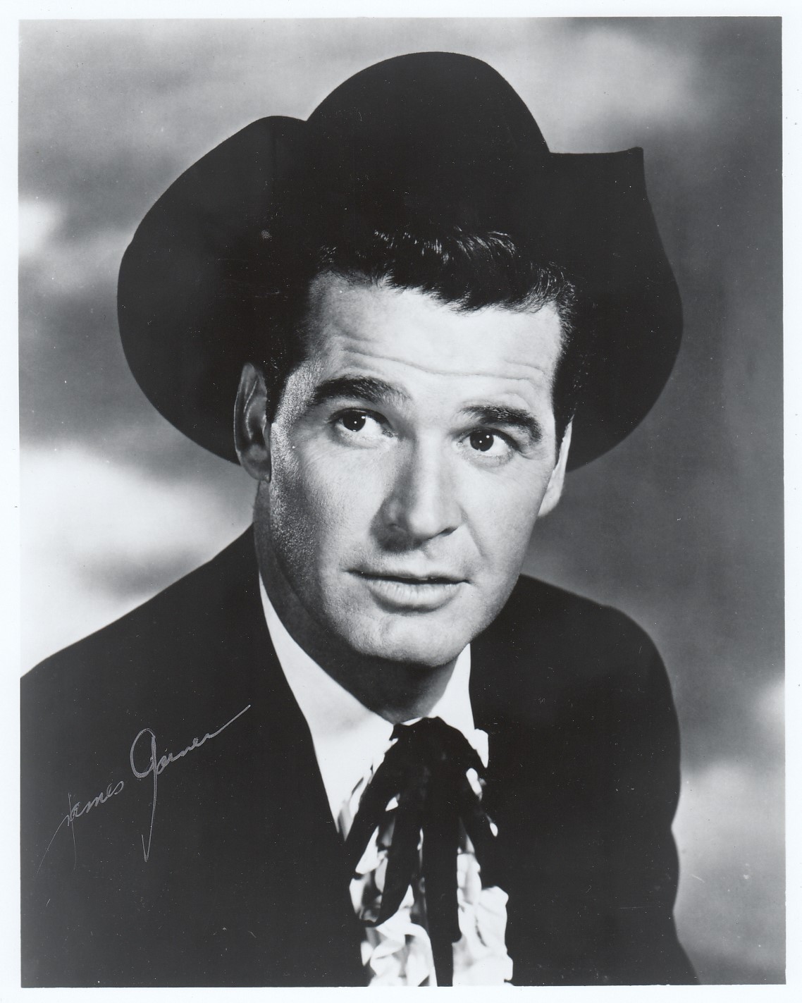 Autographed 10 x 8 Photo - JAMES GARNER : A superb 10 x 8 photograph depicting JAMES GARNER as