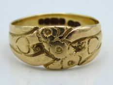 An 18ct gold ring with carved floral decor, 5.1g,