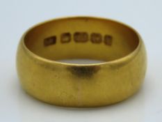 A 22ct gold band, 8.7g, size P