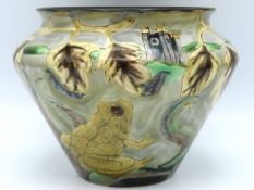 A limited edition Cobridge vase with frog decor 42