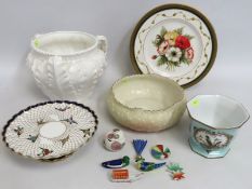 A 19thC. Copeland Spode comport with bird decor, a