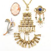 COLLECTION OF COSTUME JEWELLERY.