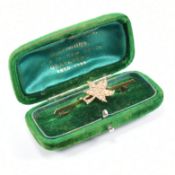 1920S 9CT GOLD & PEARL MAPLE LEAF BAR BROOCH PIN