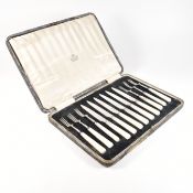 GEORGE V CASED SILVER & MOTHER OF PEARL FRUIT KNIFE & FORK SET