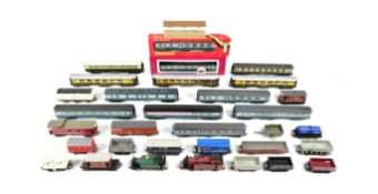 MODEL RAILWAY - COLLECTION OF OO GAUGE MODEL RAILWAY