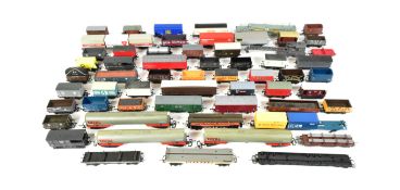 MODEL RAILWAY - COLLECTION OF OO GAUGE ROLLING STOCK