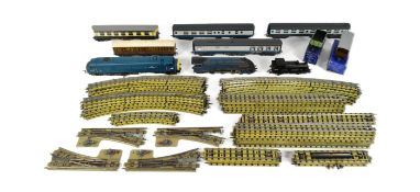 MODEL RAILWAY - ASSORTED VINTAGE OO GAUGE LOCOS & ACCESSORIES