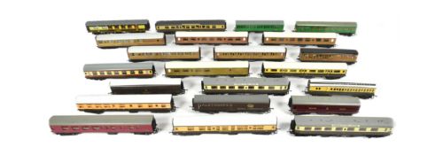 MODEL RAILWAY - COLLECTION OF OO GAUGE CARRIAGES