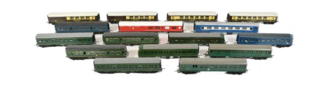 MODEL RAILWAY - COLLECTION OF VINTAGE OO GAUGE COACHES