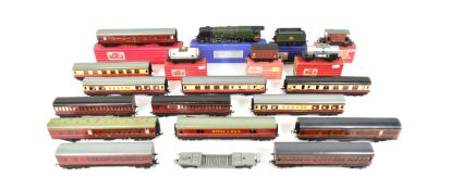 COLLECTION OF ASSORTED HORNBY DUBLO OO GAUGE MODEL RAILWAY ROLLING STOCK