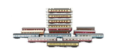 MODEL RAILWAY - COLLECTION OF OO GAUGE ROLLING STOCK CARRIAGES