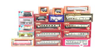 MODEL RAILWAY - COLLECTION OF OO GAUGE ROLLING STOCK