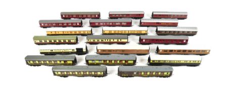 MODEL RAILWAY - COLLECTION OF OO GAUGE ROLLING STOCK COACHES