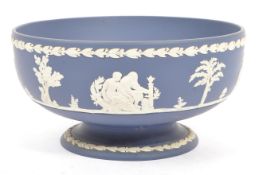 20TH CENTURY JOSIAH WEDGWOOD BLUE & WHITE PEDESTAL BOWL DISH
