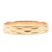 18CT GOLD ENGRAVED BAND RING