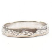 HALLMARKED 18CT WHITE GOLD ENGRAVED WEDDING BAND RING