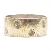 HALLMARKED 9CT GOLD ENGRAVED BAND RING