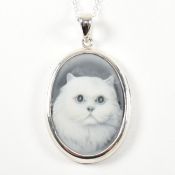 A SILVER CAMEO PENDANT NECKLACE DEPICTING A CAT
