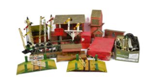 MODEL RAILWAY - COLLECTION OF VINTAGE O GAUGE TINPLATE ACCESSORIES