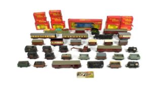 MODEL RAILWAY - COLLECTION OF OO GAUGE MODEL RAILWAY