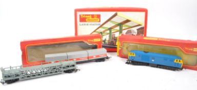 MODEL RAILWAY - VINTAGE TRIANG OO GAUGE LOCO ROLLING STOCK & STATION