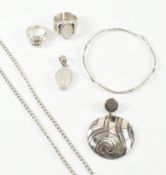 ASSORTED COLLECTION OF 925 SILVER & WHITE METAL CONTEMPORARY JEWELLERY