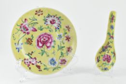 FAMILLE ROSE PLATE AND SPOON, YELLOW GROUND 黄底粉彩花卉盘和勺子