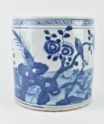 19TH CENTURY BLUE AND WHITE BRUSH POT 