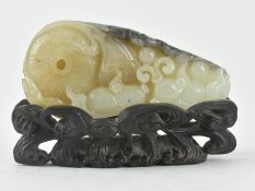 TRI-COLOURED JADEITE CARVING OF FISHES AND LOTUS 年年有余 玉把玩