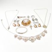 COLLECTION OF SILVER JEWELLERY & ANTIQUE CAMEO BROOCH PIN