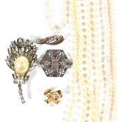 ASSORTED COSTUME JEWELLERY & BROOCHES INCLUDING MAJORICA