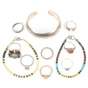 COLLECTION OF SILVER & WHITE METAL RINGS & BRACELETS