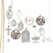 COLLECTION OF SILVER & WHITE METAL NECKLACES & PENDANTS