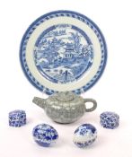 COLLECTION OF CHINESE PORCELAIN - TEAPOT / PLATE / TRINKET BOX