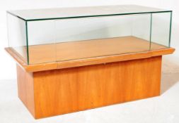 MID CENTURY 1960S MUSEUM / SHOP DISPLAY PEDESTAL CASE