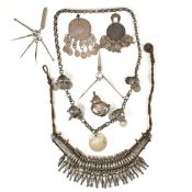 COLLECTION OF SILVER & WHITE TONE METAL JEWELLERY & ACCESSORIES