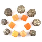 COLLECTION OF LOOSE AMBER BAKELITE & YEMENI METAL BEADS