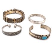 COLLECTION OF SILVER & WHITE TONE METAL BANGLES & BRACELETS