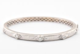 18CT WHITE GOLD & DIAMOND HINGED BANGLE