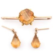 PAIR OF 9CT GOLD & CITRINE PENDANT EARRINGS & BROOCH PIN