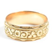 VICTORIAN HALLMARKED 18CT GOLD BAND RING WITH FLORAL ENGRAVING