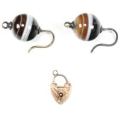 PAIR OF BANDED AGATE PENDANT EARRINGS & 9CT GOLD HEART PENDANT