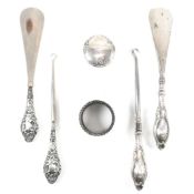 EARLY 20TH CENTURY SILVER & SILVER HANDLED ITEMS