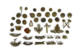 COLLECTION OF SECOND WORLD WAR MILITARY CAP BADGES & BUTTONS
